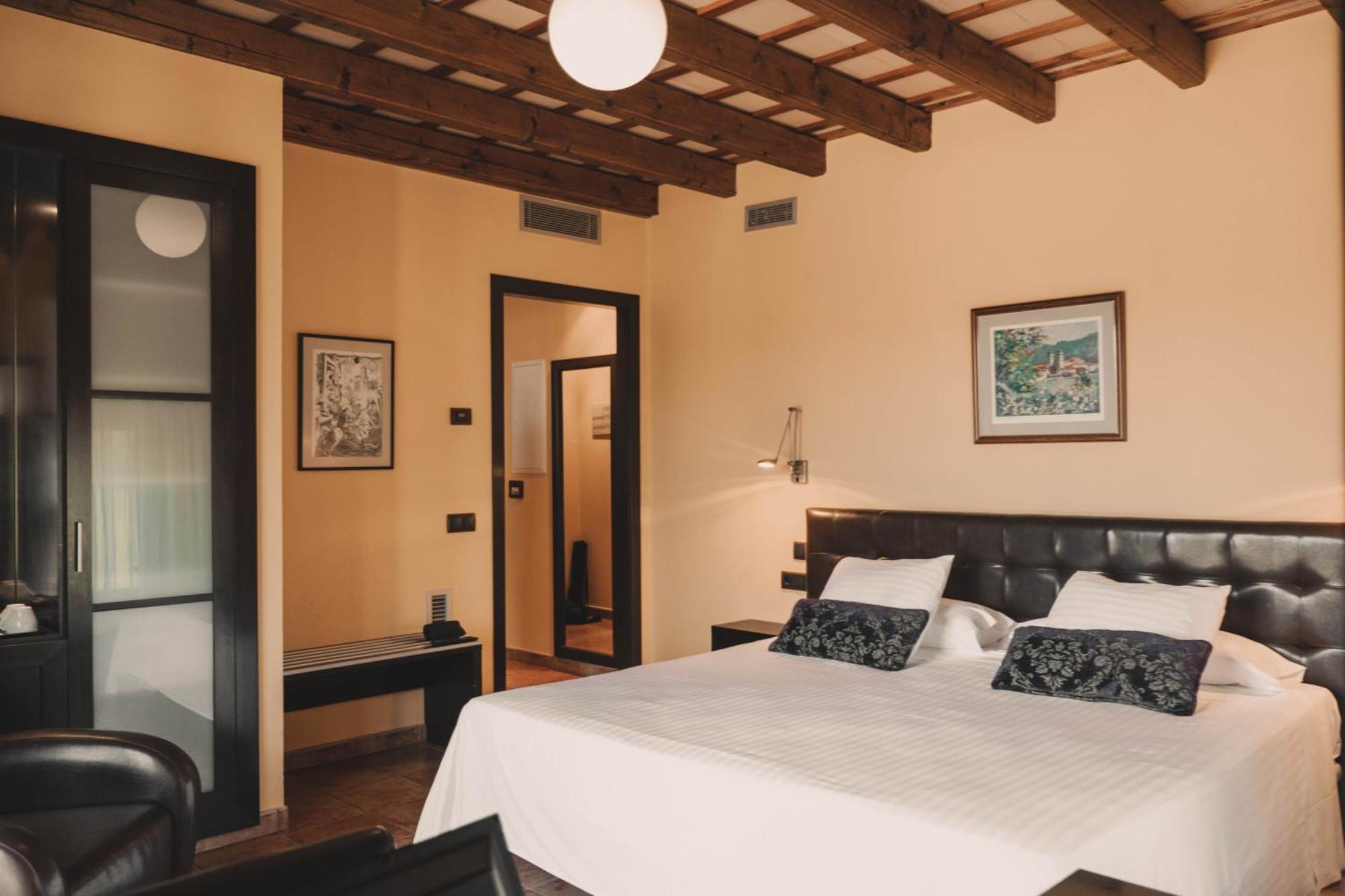 Hotel Vall De Bas Joanetes Bagian luar foto